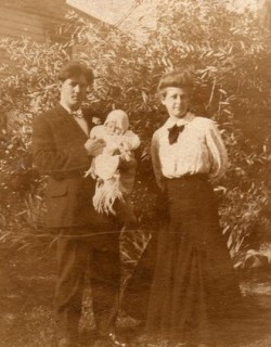 sfgenealogy.com: Darwin & Clara Reihold with son George