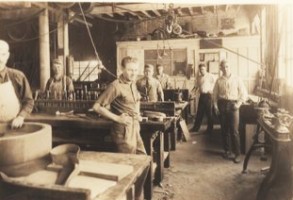 sfgenealogy.com: Crew at D.O. Reinhold's shop